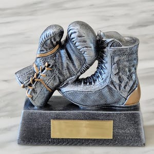 Trofeo da boxe personalizzato con guantoni e stivali. Ideale come trofeo, soprammobile, oggetto da scrivania o regalo per gli appassionati di boxe.