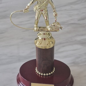 Gepersonaliseerde vistrofee: gouden vissersbeeldje op notenhouten basis