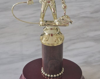 Trofeo di pesca personalizzato su base in noce lucidato a mano. Disponibile in 2 misure. Premio di pesca ideale, regalo, ornamento, articolo da scrivania