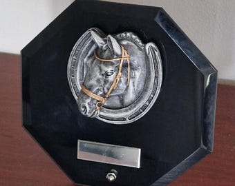 Trofeo equestre personalizzato da 15 cm in vetro specchiato nero esagonale con cavallo in resina fusa. Premio equestre ideale, regalo o ornamento