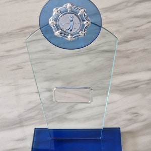 Personalised 22 cm blue and hint of jade glass golf trophy.