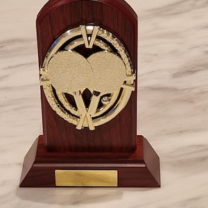 Personalised 17cm polished mahogany table tennis plaque trophy with cast resin image of table tennis bats. Ideal prize or gift