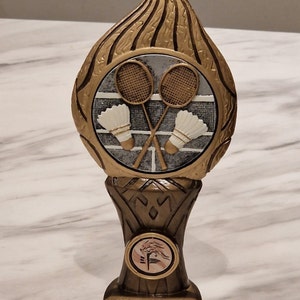 Gepersonaliseerde overwinningsbadmintontrofee van 21,5 cm. Inferno-ontwerp. Ideale badmintonprijs, bureaubladitem of ornament
