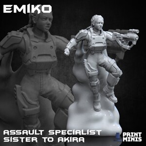 Könnte beinhalten: Eine graue, 3D-gedruckte Miniatur einer weiblichen Actionfigur in einem futuristischen Kampfanzug, die eine Waffe hält. Die Figur steht auf einem wolkenartigen Sockel. Der Text "EMIKO ASSAULT SPECIALIST SISTER TO AKIRA" ist unter der Figur gedruckt.