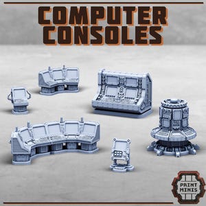 Könnte beinhalten: Eine Sammlung von Miniatur-Computerkonsolen in verschiedenen Designs. Die Modelle sind hellgrau und verfügen über mehrere Bildschirme, Knöpfe und komplizierte Details. Der Text "COMPUTER CONSOLES" ist oben zu sehen. Das Print Minis-Logo befindet sich unten rechts.