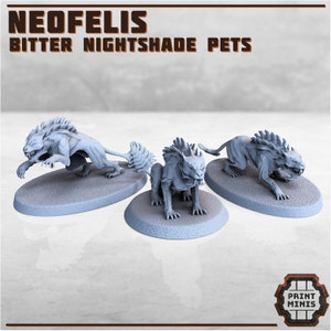 Op de afbeelding: Drie grijze miniatuurbeeldjes van gestileerde katachtige wezens met stekelige manen en scherpe tanden. De beeldjes staan op ovale bases. De tekst "NEOFELIS BITTER NIGHTSHADE PETS" staat bovenaan de afbeelding.