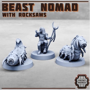 Peut inclure: Trois figurines miniatures, une figurine humanoïde avec un bâton et un casque à cornes, et deux créatures ressemblant à des vers avec de multiples pattes. Les figurines sont peintes en gris clair et sont posées sur des socles circulaires. Le titre "BEAST NOMAD WITH ROCKSAWS" est affiché en haut de l'image.