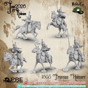 Può includere: Cinque miniature in resina grigia non dipinte di ussari prussiani del 1805 a cavallo. Ogni soldato indossa un colbacco e un'uniforme, montato su un cavallo con sottosella. Il testo include June 2026 Release, Battle Cat Miniatures e 1805 Prussian Hussars.