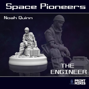 Könnte beinhalten: Eine 3D-gedruckte Miniatur eines Weltraumforschers, der einen Helm und einen Overall trägt und auf einer Kiste mit einem Werkzeug sitzt. Die Miniatur ist Teil der Space Pioneers-Kollektion von Noah Quinn. Der Text "The Engineer" ist unter der Miniatur gedruckt.