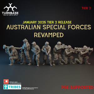 Op de afbeelding: Een set van zeven grijze plastic miniatuurfiguren van Australische Special Forces-soldaten in verschillende poses, met wapens in de hand. De figuren zijn vooraf ondersteund en klaar om te worden geprint. De afbeelding bevat de tekst "JANUARY 2025 TIER 2 RELEASE AUSTRALIAN SPECIAL FORCES REVAMPED".