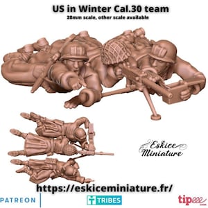 Könnte beinhalten: Ein 28 mm Plastikmodellbausatz eines US Army Winter Cal.30 Teams in Schussposition. Der Bausatz enthält vier Figuren und ein Maschinengewehr. Die Figuren tragen Winterkleidung und halten Waffen. Das Maschinengewehr ist auf einem Stativ montiert.