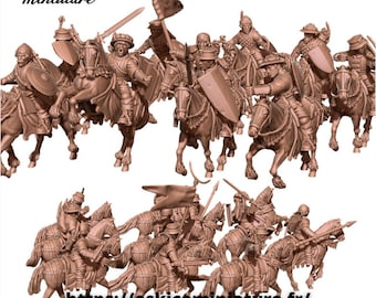 Può includere: Un set di miniature in scala 28 mm che rappresentano soldati bretoni a cavallo. Le figure sono disposte in una formazione di battaglia dinamica, con spade e scudi alzati. Le figure sono dipinte di colore marrone.
