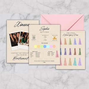 Puede incluir: Un conjunto de tres tarjetas de propuesta de boda con un sobre rosa claro. Las tarjetas incluyen fotos y texto como "Will you be my bridesmaid?", "Sophie", "Maid of Honor", "The Colors" y "Attire Options" con ilustraciones de varios vestidos.