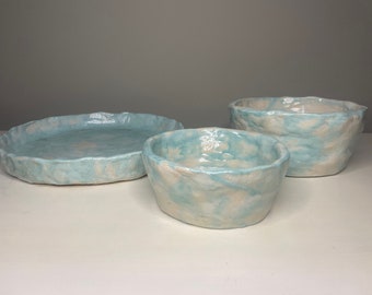 Set aus zwei schweren Keramikschalen und einem Teller. Handgefertigte Keramik. V-Signatur.