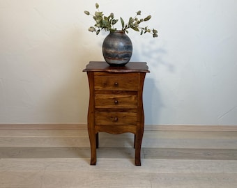 Cómoda de madera con 3 cajones después de la restauración - estilo colonial