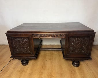 Escritorio de oficina antiguo con tallas