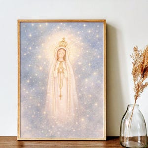 Peut inclure: Impression encadrée d'une figure religieuse, vêtue d'une robe et d'un voile blancs, avec une couronne et un halo dorés. L'œuvre présente une palette de couleurs douces de blanc, d'or et de bleu, avec un fond étoilé. L'impression est dans un cadre en bois.
