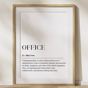Könnte beinhalten: Gerahmter Druck mit dem Wort "OFFICE" in Schwarz und seiner Definition. Der Rahmen ist hellbraun, der Hintergrund weiß. Der Text ist auf einer weißen Wand und einem Holzboden.