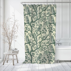 Peut inclure: Rideau de douche avec un fond cr&egrave;me et un motif r&eacute;p&eacute;t&eacute; de hiboux verts perch&eacute;s sur des branches avec des feuilles vertes.