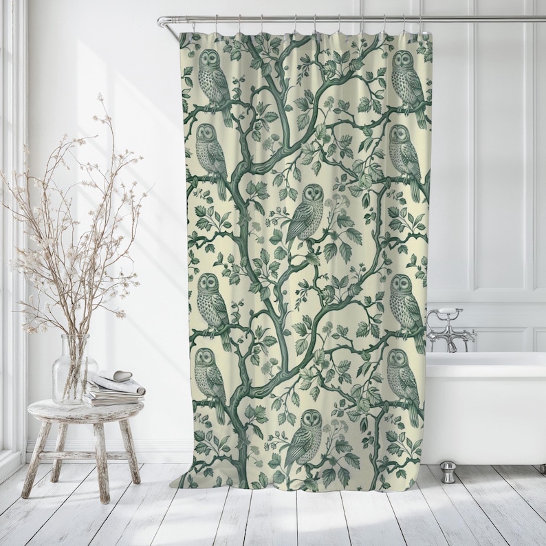 Peut inclure: Rideau de douche avec un fond cr&egrave;me et un motif r&eacute;p&eacute;t&eacute; de hiboux verts perch&eacute;s sur des branches avec des feuilles vertes.