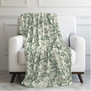 Green Owl Blanket, Forest Owl Throw Green Toile Blanket Woodland Creature Throw Bird Lover Blanket Forest Green Bedding Owl Lover Throw Gift bild 2