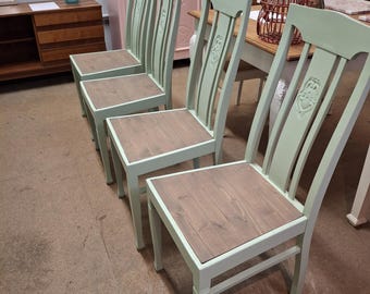Antike Stühle restauriert in pastell grün mit grauen Holz Platte
