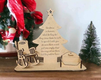 Puede incluir: Adorno de árbol de Navidad de madera con una estrella, una mecedora y un banco. El texto dice "Christmas in heaven..." e incluye el nombre "Oscar".