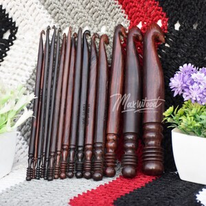Handcrafted Rosewood Crochet Hooks Set: Ergonomic Design, 15 Sizes