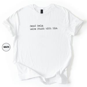 Pu&ograve; includere: T-shirt bianca con la scritta "Send Help. We're Stuck With Him." stampata in nero. La maglietta ha girocollo e maniche corte. La parola "WHITE" &egrave; in un cerchio bianco in basso a sinistra.
