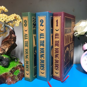 Libro "Todos los Jóvenes". Encuadernación en tapa dura. Serie completa. Colección de 3 volúmenes en tapa dura.