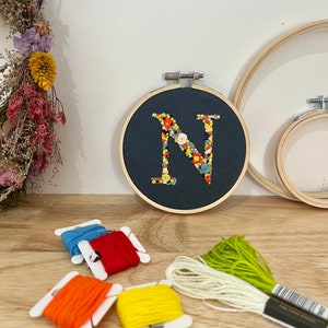 Bordado personalizado no bastidor, letra floral
