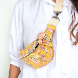 Gelbe geblümte Bauchtasche, balinesischer Batikstoff, Damentasche