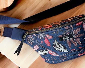 Marsupio XXL blu navy con motivo floreale, tessuto batik, boho chic