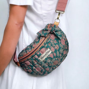 Sac banane fleuri vert bleu rose, tissu matelassé batik Bali, tissu liberty