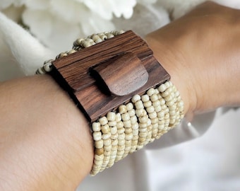 Brazalete balinés de cuentas con madera y perlas, brazalete étnico, joyería boho, brazalete beige