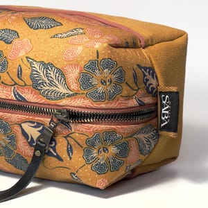 Boho-Make-up-Schwamm, Baumwolle mit balinesischem Blumenmuster, Senf und Terrakotta