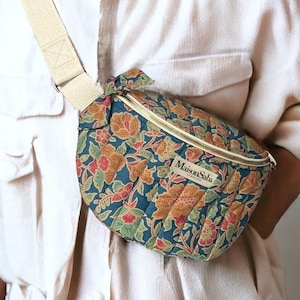 Sac banane bleu à motif fleuri, tissu matelassé batik Balinais, bohème chic