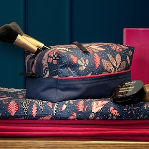 Trousse de toilette femme, motif floral bleu indigo, coton batik balinais