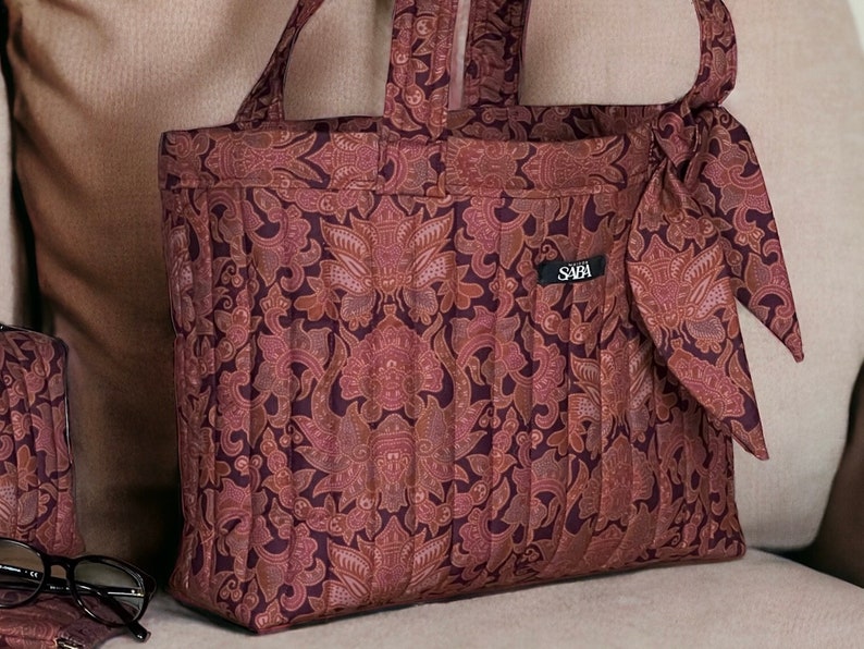 Sac cabas matelassé bohème chic, tissu batik Bali, tote bag fleuri prune rose image 3