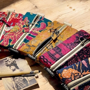 Trousse crayon tissu fleuri, coton batik Bali, trousse de bureau plate, idée cadeau