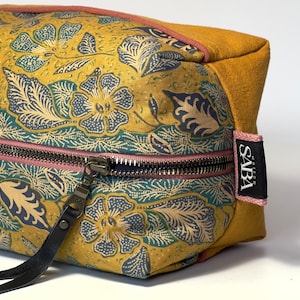 Bali-Batik-Kulturbeutel, senffarbenes Blumenmuster, terrakottafarbenes Steppfutter