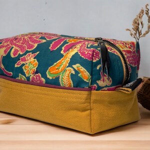 Trousse de toilette motif ethnique, bleu canard et moutarde, batik bali