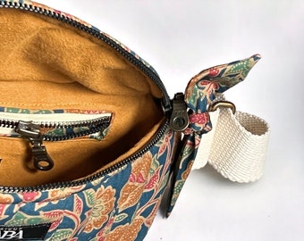 Sac banane bleu à motif fleuri, tissu matelassé batik Balinais, bohème chic