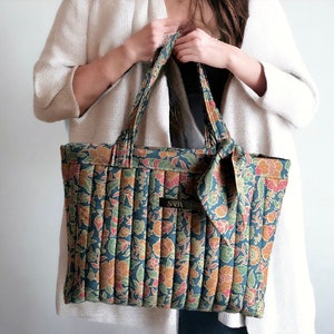 Gesteppte Einkaufstasche mit blauem Blumenmuster, balinesischer Batikstoff, Boho-Damen-Einkaufstasche