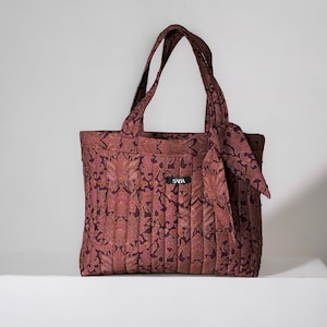 Sac cabas matelassé bohème chic, tissu batik Bali, tote bag fleuri prune rose image 2