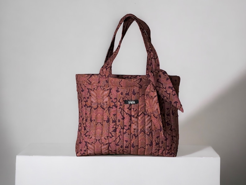 Sac cabas matelassé bohème chic, tissu batik Bali, tote bag fleuri prune rose image 2