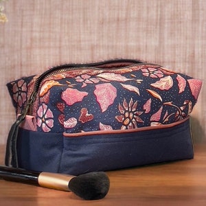 Großer Kulturbeutel mit Blumenmuster, Bali-Batikstoff in Indigo und Rosa, Make-up- und Reisetasche