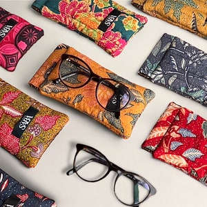 Etui à lunettes, motif fleuri, tissu balinais batik image 1