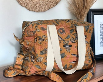 Bolso de fin de semana acolchado, bolso cambiador, algodón floral batik balinés, bolso de viaje boho