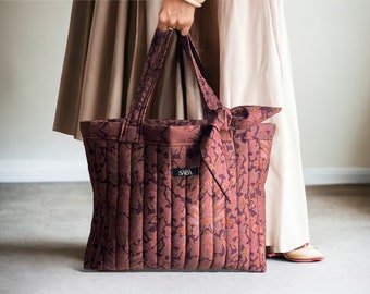 Sac cabas matelassé bohème chic, tissu batik Bali, tote bag fleuri prune rose